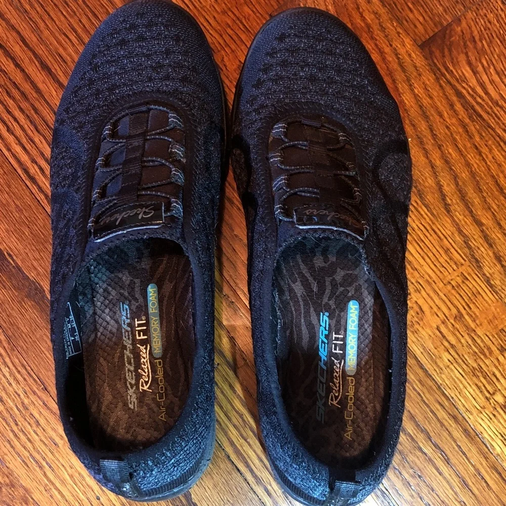 Skechers Black Relaxed Fit Memory Foam Womens Sneakers - Picture 2 of 4